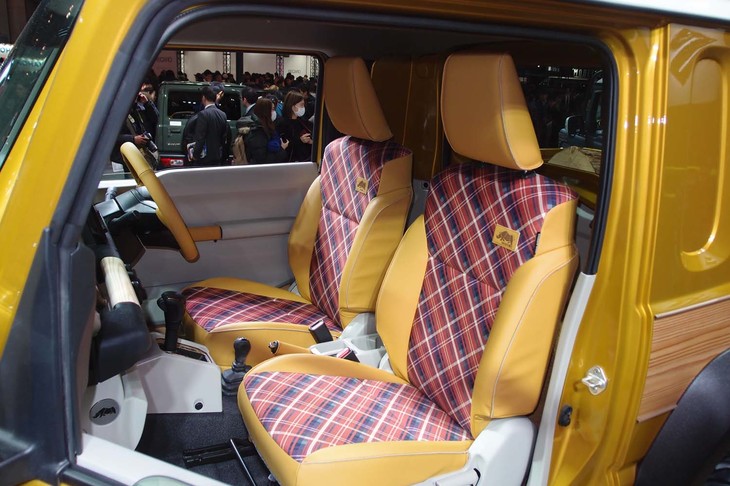 「ジムニーシエラ ピックアップスタイル」のインテリア。チェック柄のシートには、ジムニーを象徴するキャラクターであるサイのレザーワッペンが添えられるなど、ディテールにもこだわりが見られる。