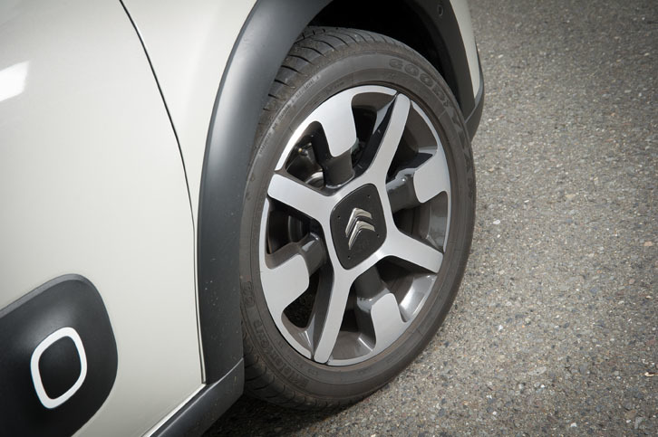 17インチホイール＆タイヤも「デビューエディション」の専用装備。試乗車には「グッドイヤー・エフィシエントグリップ」が装着されていた。