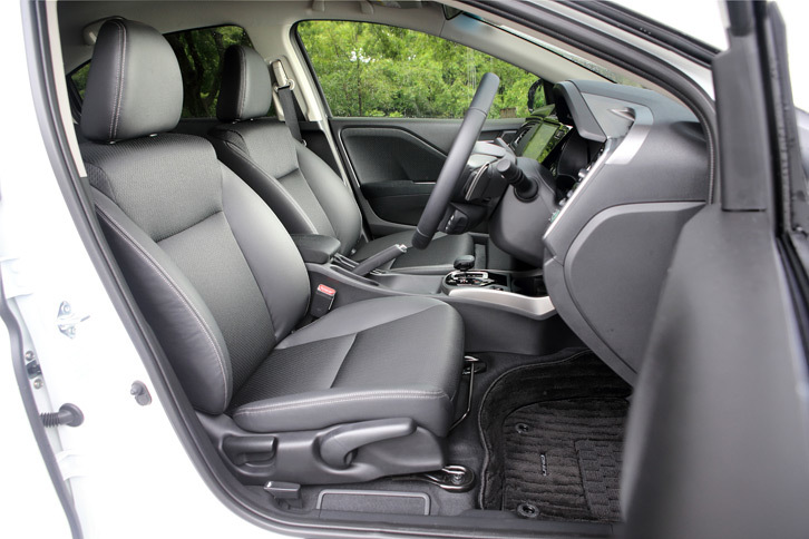「アッパーミドルセダンに迫る」とアピールされる、広々とした車内空間。2017年7月のマイナーチェンジにより、シート表皮は一新された。