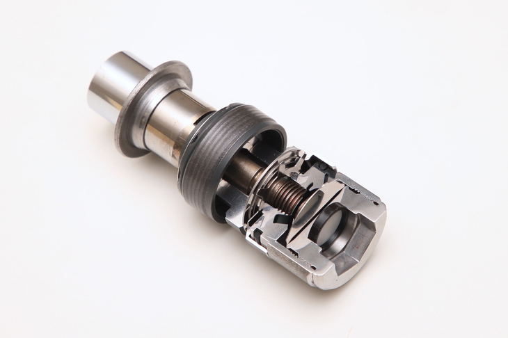 周波数応答型ダンパーのバルブ部のカット模型。路面から伝わる振動の周波数に応じて減衰力を調整する機能を、電子制御などを用いず機械的に実現。低コスト、省スペースな減衰力可変機構を可能にした。