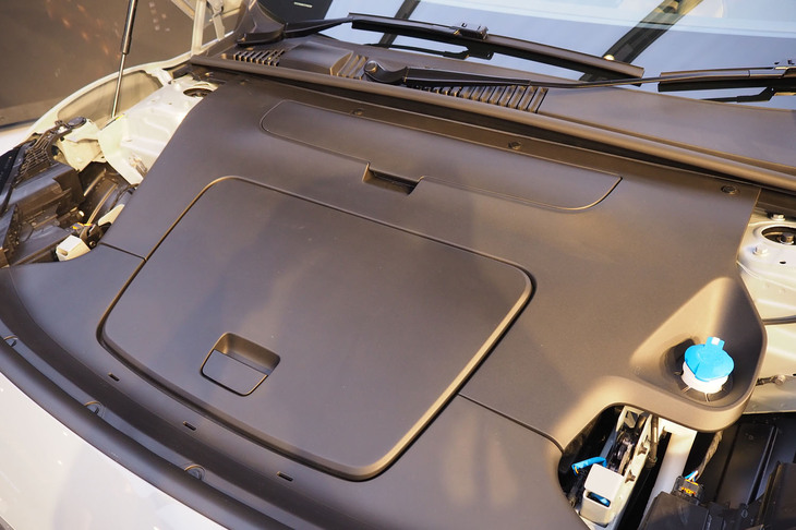 ボルボEX30クロスカントリー（用品装着車の前部荷室）