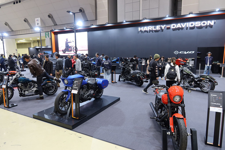 東京モーターサイクルショー2026における、ハーレーダビッドソンブースの様子。