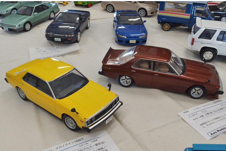 プロモデルフィニッシャー氏の作品第3弾は通称ジャパンこと5代目「日産スカイライン」。ベースはフジミ製1/24「2000GT-E・L」で、右側は前期型のキットに入っているエアロパーツやホイールを後期型に移植して大人のストリートカスタム風に、左側は前期型をショートノーズ化して「1600TI」に仕上げた。