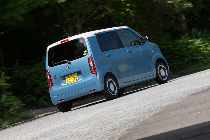 新型「N-WGN」では、加速はもちろん減速時の操作フィーリングも重視。CVTには「ジェイドRS」「ヴェゼルRS」に続いてステップダウンシフト制御を採用したほか、ブレーキペダルもリンク式とすることで操作性を改善している。