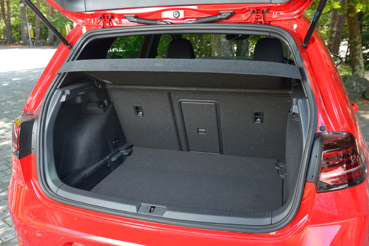 荷室は、フロア高が調節可能。後席を前方に倒せば、積載容量を拡大できる。（写真をクリックすると、荷室のアレンジが見られます）