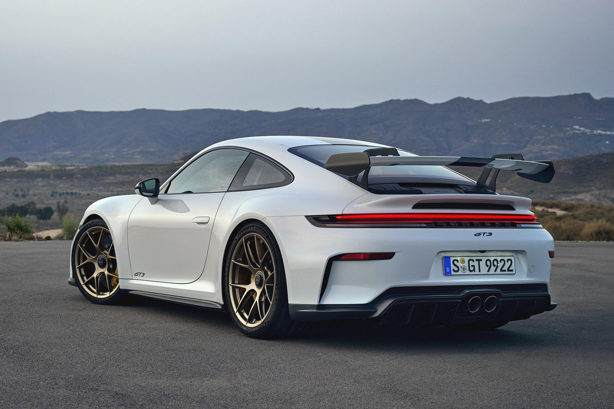 ポルシェが「911 GT3」をマイナーチェンジ リアシートをオプションで初 