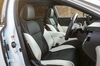 サイドサポートが大きく張り出した“Fスポーツ”専用シート。ヘッドレスト部には「F」ロゴの刺しゅうが施されている。