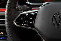 他のグレードや、マイナーチェンジ前の「GTI」とは異なり、マイナーチェンジ後のGTIには、タッチコントロール式のステアリングスイッチが採用されている。