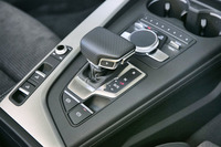 トランスミッションは7段Sトロニック（デュアルクラッチ式）。従来型とは異なる新開発のものに置き換わっており、フリクションロスの低減、軽量化、オイル供給の高効率化などが施されている。