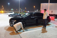 いつもの辰巳PAで車両をチェックするカーマニア兼『週刊SPA！』のクルマコラム担当K。シトロエン乗りならば、やっぱり足まわりが気になるのだ。