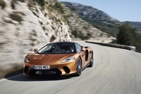 「マクラーレンGT」は、その名の通り、グランドツアラーとしての要素をウリにする一台。スーパースポーツ級のシャシー性能を備えつつ、長距離ドライブにも対応する。