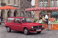 全長を3.66mに拡大した第2世代の「ポロ」が1981年に登場。フォルクスワーゲンが「スクエアバック」と呼ぶ、2ドアのミニステーションワゴン風にデザインされたフォルムが特徴だった。