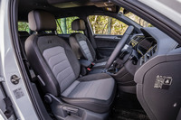 「チタンブラック」と呼ばれる表皮色の「Rライン」専用ファブリックシートを装着。バックレストに「R」のロゴが入っている。