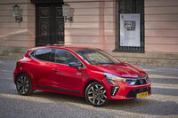 欧州版「三菱コルト」は「ルノー・クリオ」の姉妹車である。参考までにフランス『ロトモビル・マガジン』2025年5月25日付電子版によれば、次期コルトは「ルノー5 E-Tech」の姉妹車で、すなわち電気自動車版として登場するという。