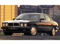 「ジャガーXJ」
	1968年に登場した高級サルーン。初代モデルは改良を繰り返して1986年まで生産された。映画に登場するのは2代目が1994年に大幅なマイナーチェンジを受けた後のモデル。