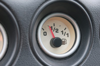 ゴール時の燃料計がこちら。ガソリンタンクの容量とスタンドでの給油量（＝消費した量）を考えたら、もうちょっと多めのところに針があるべきと思うのだが、まぁこの辺も古き良きアメ車ということで。