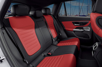 後席の座面から天井までの高さは1005ｍｍ。大人がゆっくりとくつろげるスペースが確保されている。写真の内装色は「パワーレッド／ブラック」で、本革シートはオプションの「AMGレザーエクスクルーシブパッケージ」に含まれるアイテム。