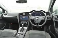 インテリアで目を引くのは、新たに装備されたセンターの9.2インチ液晶と、フル液晶化されたメーターパネル。全体の造形に変更点はない。