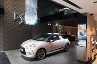 本国フランスのパリにあるDSのショールーム「DSワールドパリ」の様子。