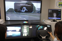 デモを体験中。幅140cmのインストゥルメントパネルはディスプレイとしての機能を持ち、地図や映像が表れる仕組み。