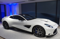 清水「新型『ヴァンキッシュ』は、なんかアメリカンな感じがしない？」　
	ほった「アメリカンというか、この角度から見ると今はなきフィスカーのクルマっぽく見えなくもないですね」