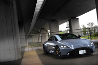 ボンネットの陰影に注目。一見シンプルに見える「ヴァンテージ」のボンネットだが、実は凝った意匠のプレスラインが施されているのだ。