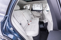 ヒーター機能が標準装備される「インスクリプション」グレードの後席。背もたれには60：40の分割可倒機構に加え、スキーホールが備わっている。