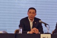 報道陣との質疑応答に臨む、日本自動車工業会会長の西川廣人（さいかわ ひろと）氏。東京モーターショーについては、「来場者数や出展者数といった数字上の規模ではなく、展示の質を上げることでイベントのイメージを向上させたい」という考えを示した。