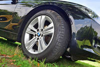 “エリート特急”購入時には「ブリヂストン・ポテンザS001」が装着されていた。（写真＝池之平昌信）