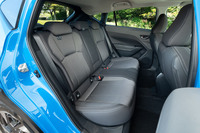 リアへ向けてやや絞り込むような形状となったキャビンにより、後席はヘッドルームの広さが若干縮小。ただ、前後席間距離やレッグルームの広さ、シートの座面長などは「XV」と同等である。