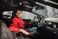 ダッシュボードにはソフトな素材が、ドアパネルには硬質プラスチックが採用されている。