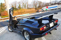 サービスエリアでカウンタック・リバースを練習中の筆者。（写真＝池之平昌信）