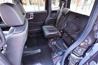 後席は座面をチップアップできる。これにより、背の高い荷物も運搬できるようになる。