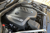 「523i」は従来モデルよりも高度なターボシステムとバルブ制御を採用し、ツインインジェクションによるミラーサイクルエンジンへと進化。最高出力190PS、最大トルク310N・mを発生する。