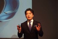 
	「マクラーレン720Sスパイダー」の発表会で、2018年の事業報告を行った正本嘉宏マクラーレンオートモーティブアジア日本支社代表。2018年は、全世界の販売台数が4806台（対前年比43.9％増）、日本での販売台数は222台（対前年比44％増）となったことを紹介した。
	