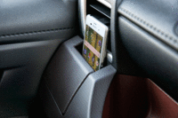 前席用のカップホルダーは3段階に調節可能。スマートフォンやペットボトル、紙パックなど異なる形状のものを安定して置くことができる。（写真をクリックするとさまざまな使用パターンが見られます）