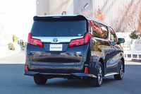 今回のマイナーチェンジで、バンパーやコンビランプのデザインが変更された。写真は「アルファード エグゼクティブラウンジS」のもの。