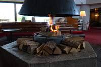 ちなみに、ロビーの2階には暖炉（本物）の置かれたサロンが。うーん、ステキ。次はアガサ・クリスティーの全集でも持っていくかな。