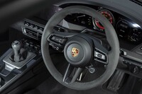 ハンドル位置は左右が選択可能。中央の斜め下方には、ドライブモードのセレクターやクルーズコントロールのスイッチがレイアウトされている。