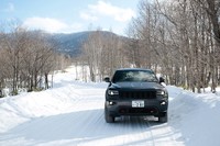 グラナイトクリスタルメタリックの「グランドチェロキー トレイルホーク」は80台の限定販売。ほかに20台限定でダイアモンドブラッククリスタルのモデルが設定された。