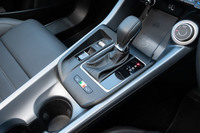 センターコンソールに配されたシフトセレクターは、コンベンショナルなレバー式。前方の収納ポケットは携帯端末の非接触充電機能付きで、その縁にドライブモードセレクター「D.N.A.」のダイヤル式コントローラーが装備される。