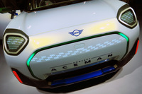 フロントまわりにはマトリクスLEDユニットが仕込まれており、さまざまな表情を見せる。