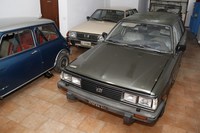 昔のお客さんから寄贈されたという1983年の後期型「GLステーションワゴン4WD」の姿も（写真手前）。リッカルド氏はレストア用車両を置くために、新たにこのスペースを確保した。