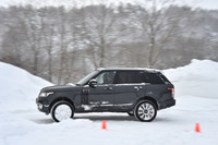 510psの5リッターV8スーパーチャージドエンジンを搭載。0-100km/h加速を5.4秒でこなす。