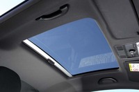 前席の頭上に広がる電動パノラマスライディングルーフ。15万1200円のオプションとして用意される。