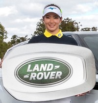 ビッグキーを手にほほ笑む原選手。