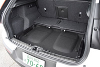 荷室のトノカバーは、使用しない場合は取り外して床下に収納できる。