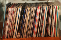 LPレコードのコレクション。「ジェネシス」や「レッドツェッペリン」は“神”だったという。