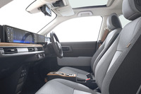 リビングをイメージしたという明るく広々とした車内。ぬくもりのある自然な風合いのウッド調パネルを採用し、スイッチ類を極限まで減らすことでシンプルなデザインと人にやさしい操作性を実現したという。開放的なガラスルーフも全車に標準で装備される。