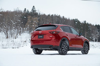 マツダの新世代商品群の第1弾として、2012年に誕生したミドルサイズSUVの「CX-5」。2代目となる新型は、2016年11月のロサンゼルスオートショーで世界初公開された。